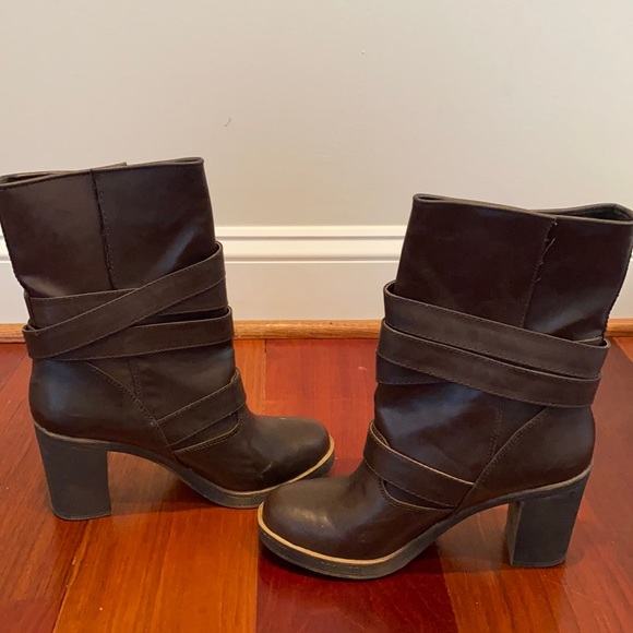 Nine West Shoes - Nine West Heeled Brown boots with buckled detailing. Size 9M in Good Condition